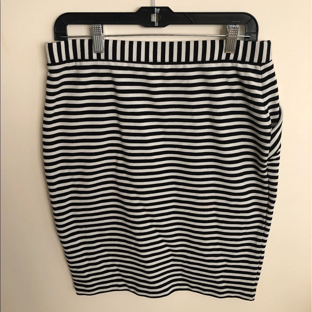 Elle black and white stripped pencil skirt.